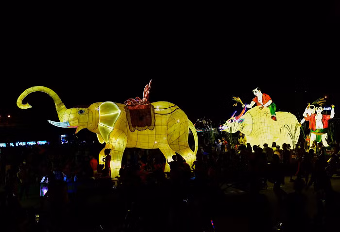 Đây cũng là dịp để người dân Tuyên Quang giới thiệu với bạn bè trong nước và quốc tế về hình ảnh, con người và các giá trị văn hóa đặc sắc của quê hương cách mạng, thủ đô kháng chiến, qua đó, góp phần thúc đẩy ngành du lịch ngày càng phát triển, thu hút thêm nhiều nhà đầu tư và du khách. >>> Mời độc giả xem thêm video Đồ chơi Trung thu truyền thống chiếm ưu thế: