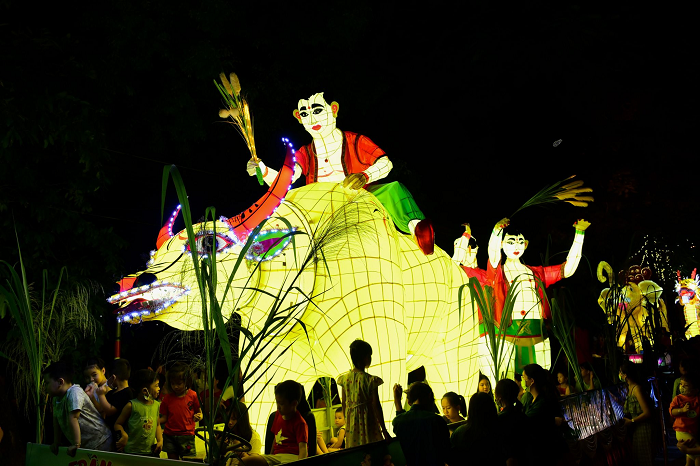 Với chủ đề “Lung linh sắc màu Đêm hội Thành Tuyên”, lễ hội đèn lồng lớn nhất Việt Nam với sự có mặt của 62 mô hình đèn Trung Thu cỡ lớn mang hình tượng các linh vật như rồng, phượng, cá chép khổng lồ, với đủ màu sắc, hình dáng, mô phỏng các nhân vật trong truyện cổ tích, truyện ngụ ngôn được trẻ em yêu thích.