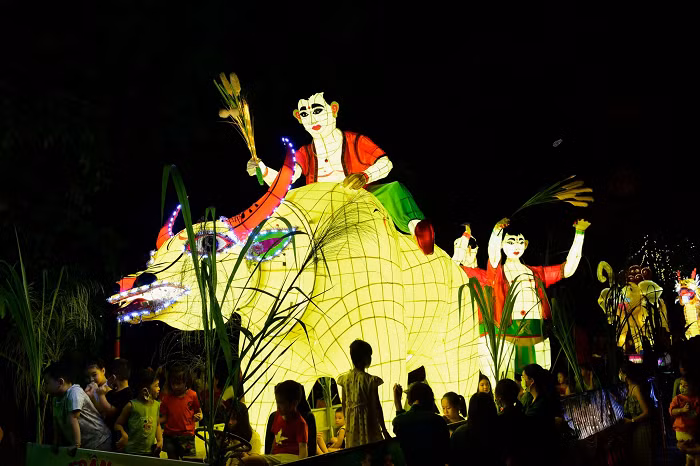 Với chủ đề “Lung linh sắc màu Đêm hội Thành Tuyên”, lễ hội đèn lồng lớn nhất Việt Nam với sự có mặt của 62 mô hình đèn Trung Thu cỡ lớn mang hình tượng các linh vật như rồng, phượng, cá chép khổng lồ, với đủ màu sắc, hình dáng, mô phỏng các nhân vật trong truyện cổ tích, truyện ngụ ngôn được trẻ em yêu thích.