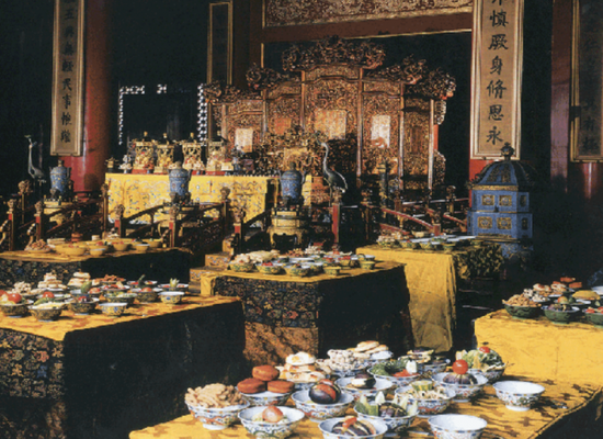 Bếp hoàng tộc bao gồm ba phần: Bếp chính, bếp trà và bếp làm đồ tráng miệng ngọt. Mỗi bếp có một đầu bếp chính và 5 đầu bếp phụ, một người giám sát và một người phụ trách việc mua sắm cũng như theo dõi các nguồn cung cấp.