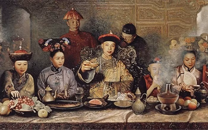 Thức ăn thì nhiều nhưng hoàng đế lại chỉ được ăn có vài gắp, vậy số thức ăn thừa sau mỗi lần ngự thiện sẽ được xử lý như thế nào?