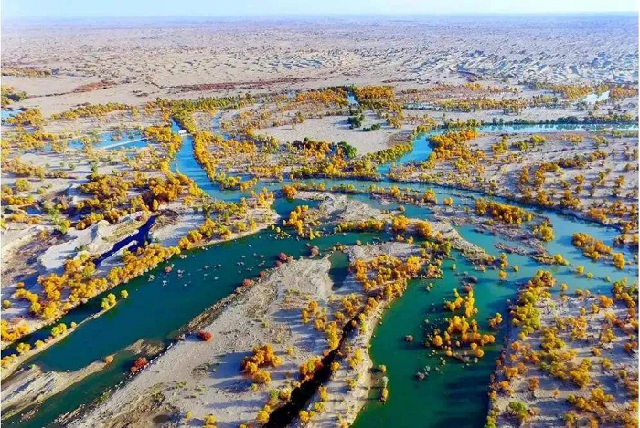 Thời cổ đại, khi còn là hồ nước mặn, Lop Nur từng là một nơi xinh đẹp. Trong thời đại hoàng kim của mình, được ghi lại trong Hán thư rằng, diện nước của nó lên tới 5.000km2, hoàn toàn đánh bại các hồ nước ngọt hiện nay của Trung Quốc.