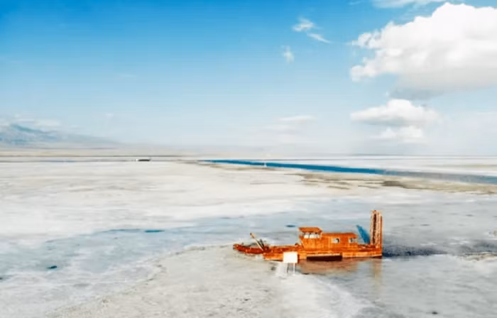 Sau nhiều nghiên cứu, có khoảng 250 triệu tấn mỏ kali ở phía Bắc Lop Nur. Nếu được khai khác chúng sẽ hỗ trợ nhiều cho nền nông nghiệp Trung Quốc không phải phụ thuộc việc đi nhập khẩu phân bón kali. Đồng thời điều này tạo công ăn việc làm cho hàng triệu người dân.