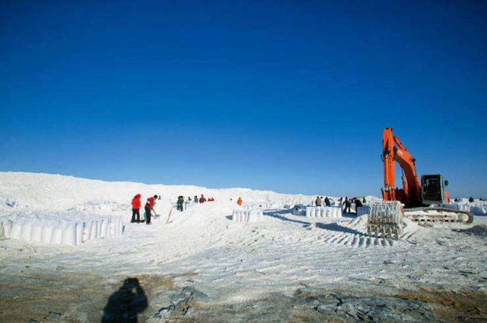 Nước ở Lop Nur không uống được, ngoài việc chứa nhiều thành phần độc hại thì nồng độ mặn hơn nước biển. Nước ở đây chứa các ion kim loại như natri, kali và magie. Chúng có thể được tinh chế để thu về kali clorua, kali sunfat, tất cả đều là phân bón kali tốt.