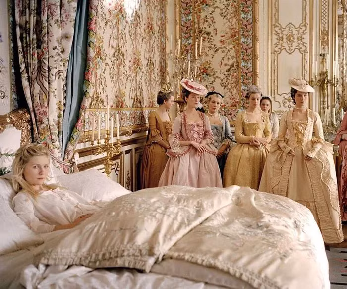 Ở triều đại Tudor, nữ hoàng, hoàng hậu phải tự cô lập trong phòng ngủ của mình một thời gian trước khi sinh con. Tất cả các cửa sổ trong phòng, trừ một cửa sổ nhỏ, đều được che lại bằng rèm.