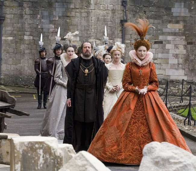  2. Hoàng gia liên tục di chuyển giữa các lâu đài: Vua chúa đương nhiên có nhiều chỗ ở và họ thường di chuyển giữa chúng. Luôn có đoàn tùy tùng khổng lồ sẽ luôn ở cạnh nhà vua và nữ hoàng mọi lúc mọi nơi.