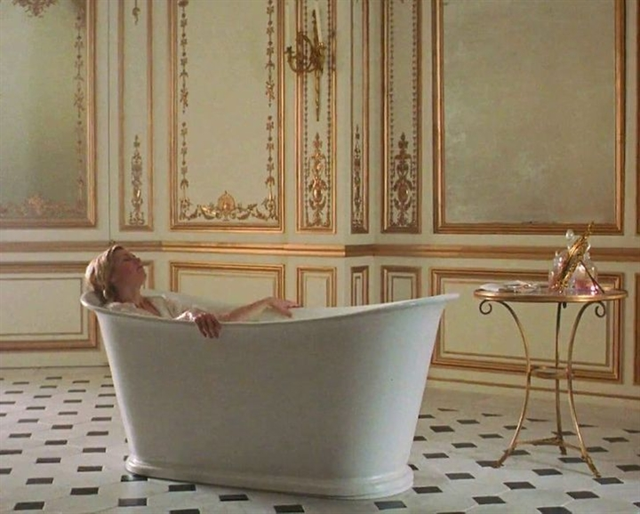 Hoàng hậu Caroline, vợ của Vua George II (Anh) khi tắm thường mặc bộ trang phục mỏng, quanh bồn tắm được bao phủ bởi một tấm vải lanh. Tấm vải này sẽ tạo hiệu ứng xông hơi và giúp bà không bị cảm lạnh.