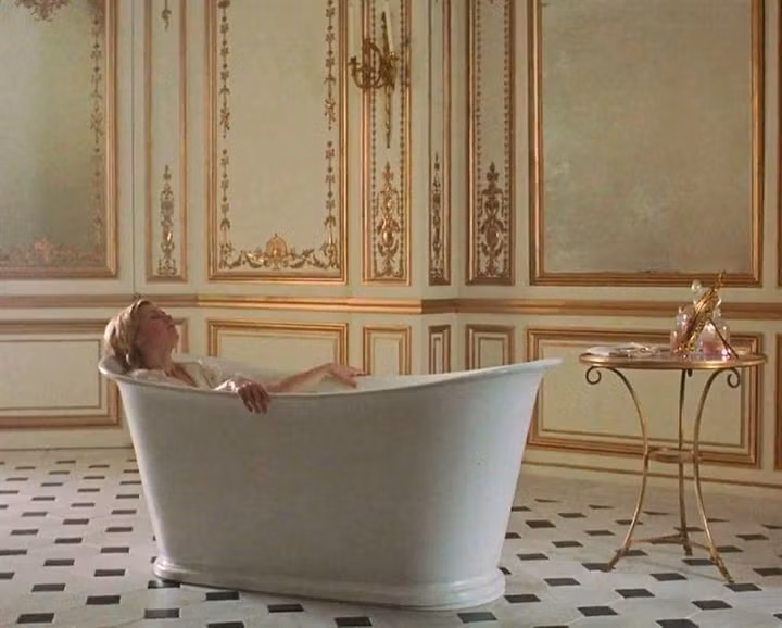 Hoàng hậu Caroline, vợ của Vua George II (Anh) khi tắm thường mặc bộ trang phục mỏng, quanh bồn tắm được bao phủ bởi một tấm vải lanh. Tấm vải này sẽ tạo hiệu ứng xông hơi và giúp bà không bị cảm lạnh.