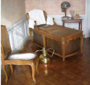 Họ đảm nhận nhiệm vụ khó khăn là trông nom và chăm sóc đức vua khi ngài đi vệ sinh. Đức vua sẽ chia sẻ những bí mật của mình, thậm chí xin lời khuyên từ những vị cận thần này về sức khỏe hệ bài tiết của mình.