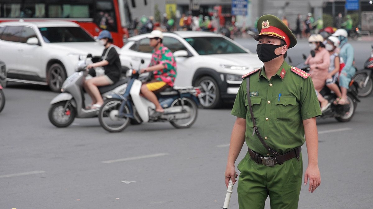 Theo dự đoán, trong tối nay, lượng phương tiện đổ về Hà Nội sẽ còn rất đông. Lực lượng chức năng đã túc trực tại các trạm thu phí, các nút giao thông và có phương án cụ thể đối với trường hợp mật độ giao thông tăng đột biến. &gt;&gt;&gt; Mời độc giả xem thêm video Hà Nội tắc đường nghiêm trọng trong giờ cao điểm do mưa bão: