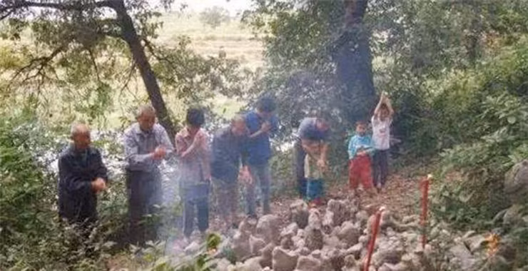 Theo thời gian, người dân đã quen với việc tin vào những “người lính cõi âm” này để có thể giữ cho gia đình mình được yên ổn. Vì thế, vào những ngày cần thờ cúng, người ta thường thấy họ mang đồ đạc vào rừng cúng bái. Điều này càng khiến cho ngọn núi ở đây trở nên huyền bí và linh thiêng.