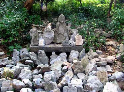 Theo những người dân địa phương kể lại, cứ sau một trận mưa dai dẳng, trên núi lại xuất hiện vô số tượng đá. Hiện tượng này khiến dân làng cảm thấy khó hiểu và không biết giải thích như thế nào. Họ cho rằng, đây là những “ người lính cõi âm”, được thần linh gửi tới để bảo vệ sự an yên cho dân làng.