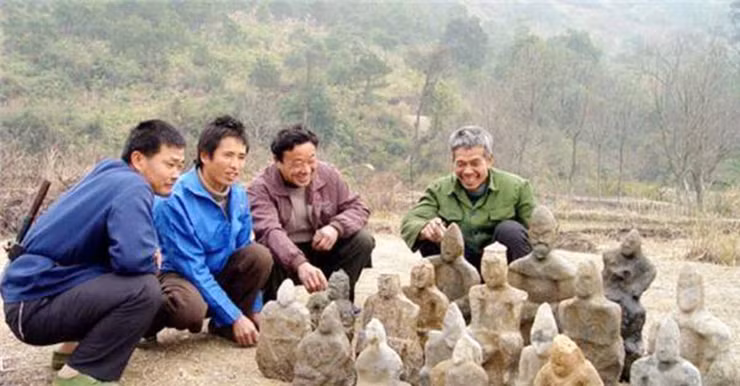 Những bức tượng đá này cao khoảng 1 mét và ngắn chỉ 30 cm. Các chuyên gia ước tính số lượng tượng đá lộ trên mặt đất là 5.000. Con số đáng kinh ngạc này có thể so sánh với các chiến binh đất nung trong lăng mộ Tần Thủy Hoàng.