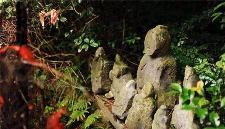 Bản thân người trong thôn không biết rõ thực hư truyền thuyết này, những bức tượng lớn nhỏ ở đây được gọi là "Guizai". Và ngọn núi này cũng có tên là Guizai.