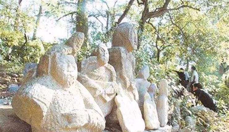 Khi các nhà khảo cổ nhìn thấy những “người lính cõi âm”, họ choáng váng trước số lượng các bức tượng đá lớn nhỏ ở đây. Mỗi tượng đá có hình dáng con người với nhiều hình dạng khác nhau, có tượng tướng quân, phụ nữ mang thai, binh lính… Điều đáng nói nhất là mỗi bức tượng ở đây dường như đang kể một câu chuyện nào đó.