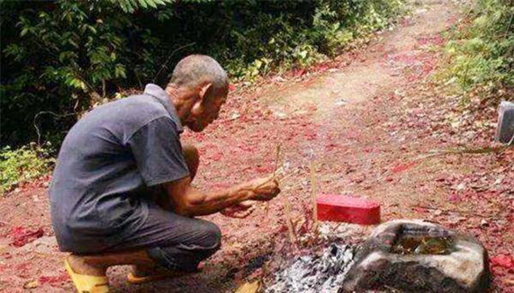 Người dân ở đây rất tin vào thần thánh và người cõi âm nên thường lên núi cúng bái. Số lượng người đi vào núi rất ít, không ai dám đặt chân vào vì sợ rước rắc rối vào bản thân.