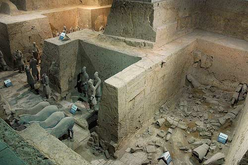 Một nghiên cứu mới được công bố của Đại học Cambridge ở Anh cho biết, toàn bộ ngựa chôn trong lăng mộ Tần Thủy Hoàng cho đến nay đều là giống đực, kích thước lớn với chiều cao tiêu chuẩn hơn 1,4 mét. Những con ngựa đều khoảng 10 tuổi khi chết, là độ tuổi trưởng thành. 