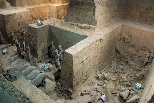 Một nghiên cứu mới được công bố của Đại học Cambridge ở Anh cho biết, toàn bộ ngựa chôn trong lăng mộ Tần Thủy Hoàng cho đến nay đều là giống đực, kích thước lớn với chiều cao tiêu chuẩn hơn 1,4 mét. Những con ngựa đều khoảng 10 tuổi khi chết, là độ tuổi trưởng thành. 