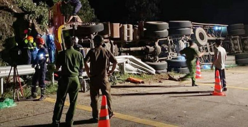  Xe đầu kéo đâm vào vách núi, 2 người thương vong: Đêm 18/9, ông Võ Văn Lưu (SN 1989, trú ở thị trấn Ngô Mây, huyện Phù Cát, Bình Định) điều khiển ô tô tải kéo rơ moóc khi đến xã An Mỹ, huyện Tuy An, thì bất ngờ đâm xe vào vách núi. Cú va đập mạnh đã khiến đầu xe bị biến dạng, lật nghiêng, tài xế Lưu tử vong tại chỗ; phụ xe Đỗ Phúc Mến (SN 1999, trú xã Cát Tài, huyện Phù Cát, Bình Định) bị thương. 