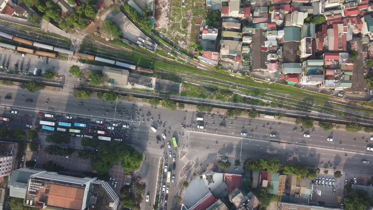 Đoạn qua hầm tổ chức giao thông mỗi chiều 2 làn, rộng 3.5m/làn.