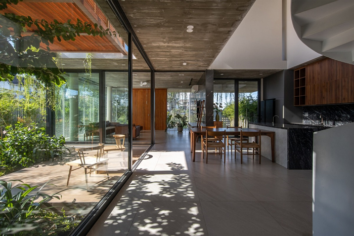 Nhóm KTS đã bố trí các mảng xanh xung quanh nhà để không gian sống bên trong có thể trực tiếp kết nối với thiên nhiên. Điểm chạm giữa các không gian trong nhà cũng chính là những mảng xanh.