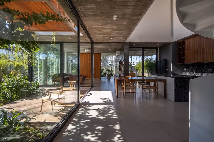 Nhóm KTS đã bố trí các mảng xanh xung quanh nhà để không gian sống bên trong có thể trực tiếp kết nối với thiên nhiên. Điểm chạm giữa các không gian trong nhà cũng chính là những mảng xanh.