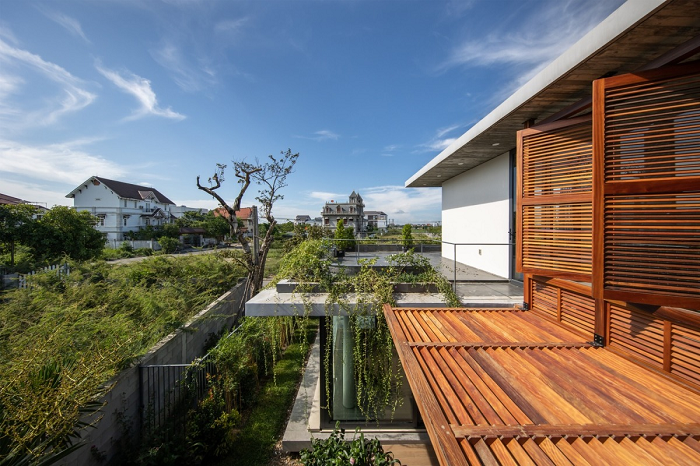 Hệ thống cây xanh trong nhà kết hợp mái bê tông có độ vươn lớn và hệ lam gỗ bảo vệ ngôi nhà khỏi tác động xấu của thiên nhiên.