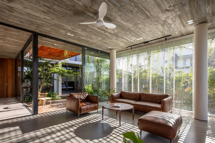 Việc bố trí không gian chung liên thông, ngăn cách với thiên nhiên bằng cửa kính lùa lớn mang đến cảm giác thoải mái, tự do.