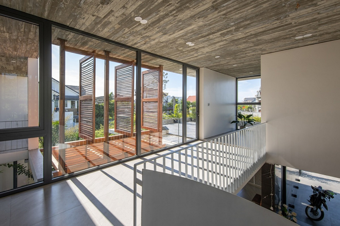 Ngôi nhà có kết cấu với hệ thống sàn phẳng không dầm tạo sự nhẹ nhàng, thanh thoát.