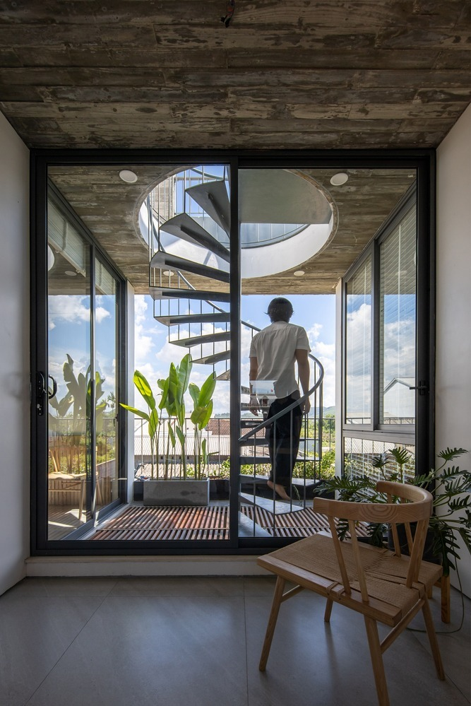 Điểm nhấn cầu thang xoắn ốc uyển chuyển, dẫn lên các tầng trên của ngôi nhà.