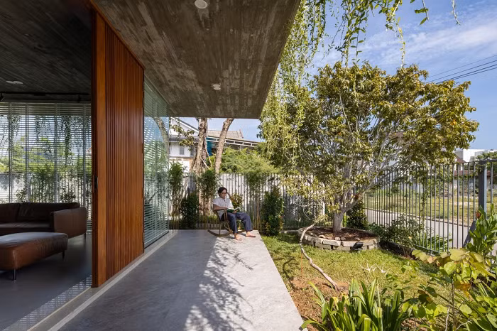 Phía hiên nhà rộng rãi là nơi trẻ con nô đùa, người lớn nghỉ ngơi, thư giãn.