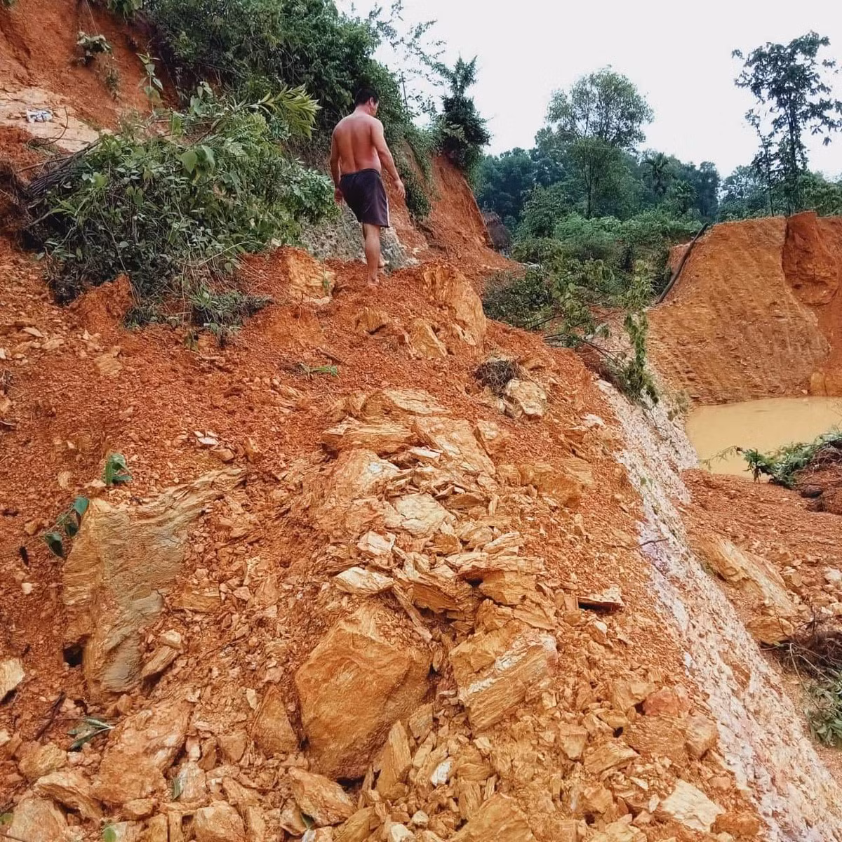Nghe An: Mua lu lam 7 nguoi chet, xom lang chim trong bien nuoc-Hinh-6