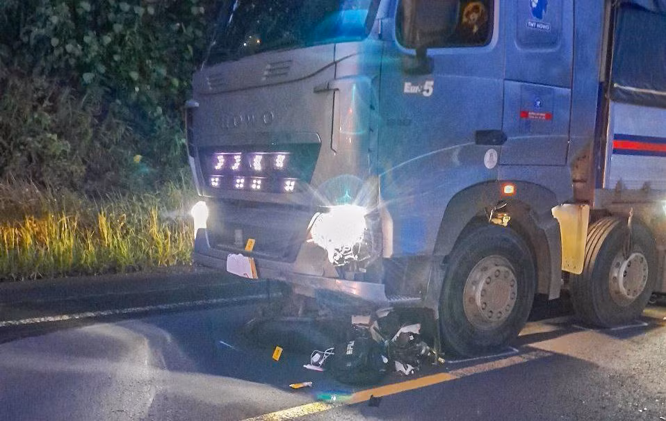  Chạy xe máy ngược chiều, đôi nam nữ tử vong: Rạng sáng 23/9, trên quốc lộ 14, đoạn qua xã Đoàn Kết, huyện Bù Đăng, tỉnh Bình Phước, Vừ Mí Già (21 tuổi, ngụ tỉnh Hà Giang) chạy xe máy ngược chiều chở theo Ly Mí Và (21 tuổi, cùng quê với Già) tông trực diện vào ô tô tải biển số tỉnh Đắk Lắk do anh Hoàng Minh Đức (31 tuổi, ngụ tỉnh Đắk Lắk) cầm lái. Vụ va chạm khiến Vừ Mí Già và Ly Mí Và tử vong tại chỗ, xe máy hư hỏng nặng.