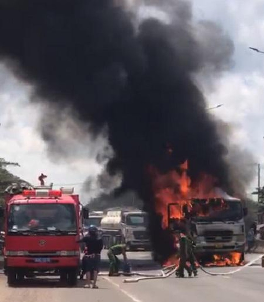  Xe ben bốc cháy dữ dội trên quốc lộ 51, giao thông ùn tắc: Trưa ngày 23/9, xe tải mang biển số 50H-065.50 lưu thông trên QL51, hướng từ Vũng Tàu đi Đồng Nai. Khi đến khu vực xã Phước Bình (huyện Long Thành), chiếc xe này bất ngờ bốc cháy dữ dội, tài xế đã mở cửa chạy ra khỏi xe. Chứng kiến sự việc, một số người đã dùng bình chữa cháy mini ứng cứu bên ngoài, nhưng ngọn lửa vẫn bốc cháy ngùn ngụt. Đội Cảnh sát PCCC-CNCH Công an huyện Long Thành điều động 3 xe chuyên dụng cùng nhiều chiến sĩ đến hiện trường dập lửa. Khoảng 15 phút sau ngọn lửa được dập tắt hoàn toàn. Vụ cháy đã khiến đoạn giao thông trên quốc lộ 51 bị ùn tắc kéo dài nhiều giờ từ xã Phước Bình về đến thị xã Phú Mỹ tỉnh Bà Rịa – Vũng Tàu. Nguyên nhân vụ cháy xe đang được cơ quan chức năng làm rõ.