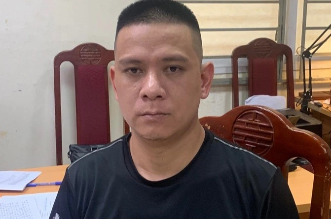  Khởi tố người đàn ông đâm chết người ở phố Láng Hạ và tài xế taxi: Ngày 23/9, Công an TP Hà Nội đã ra quyết định khởi tố vụ án, khởi tố bị can, bắt tạm giam 4 tháng đối với Lê Văn Thức (SN 1993, trú tại xã Yên Khoái, huyện Lộc Bình, Lạng Sơn) về hành vi Giết người và Bắt giữ người trái pháp luật; tạm giam 2 tháng đối với Lê Tùng Lâm (sinh năm 1995, trú tại TP Thái Nguyên, tỉnh Thái Nguyên) về hành vi Bắt giữ người trái pháp luật. Trước đó, tối ngày 15/9, vì mâu thuẫn tình cảm, Thức đã yêu cầu Lâm (tài xế taxi) bám theo và chặn đầu xe của anh N.T (SN 1995) và chị N.T.T (SN 1994). Sau đó Thức dùng dao bấm đâm gục anh N.T và cưỡng ép chị N.T.T lên xe taxi để đưa về Thái Nguyên. Anh N.T sau đó đã tử vong vì mất quá nhiều máu. Được biết, tài xế Lâm không hề bị Thức đe doạ ép phải thực hiện các hành vi trên.