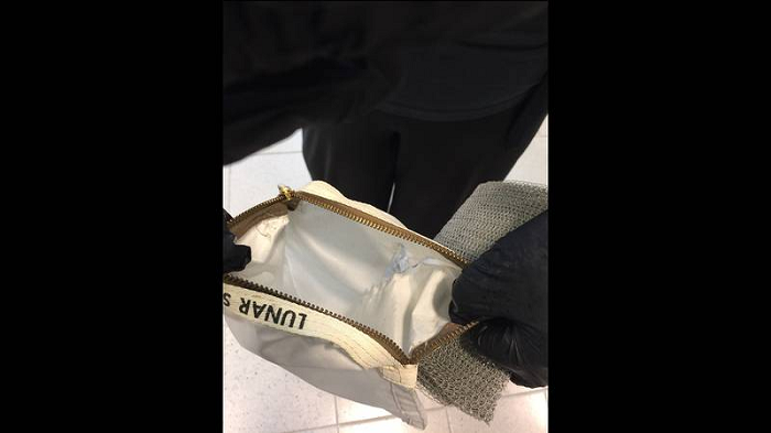 Năm 2017, Carlson bán túi bụi với giá 1,8 triệu USD tại Sotheby’s. Nhưng chiếc túi khi đó đã được làm sạch.