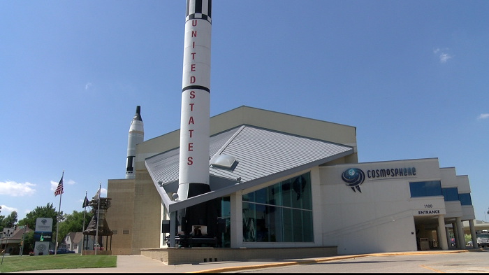 Câu chuyện về việc cơ quan này để mất nó đã bắt đầu từ khi Armstrong lần đầu tiên đáp xuống Mặt Trăng, thu thập một vài muỗng bụi và cất vào một chiếc túi. NASA chưa bao giờ thực sự có kế hoạch cụ thể cho chiếc túi này, và rất lâu sau khi Armstrong trở về Trái Đất, chiếc túi chỉ có giá 15 USD được gửi đi lưu giữ tại Bảo tàng Vũ trụ Cosmosphere ở Kansas.