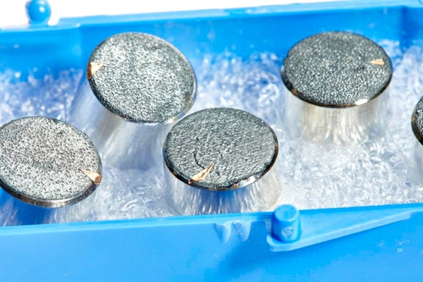 Kể từ khi các sứ mệnh Apollo mang về những mẫu vật đầu tiên, bụi Mặt Trăng đã trở thành một món hàng quý hiếm. Từ năm 1969 đến năm 1972, NASA đã thu thập khoảng 2.200 mẫu đá, lõi, đá cuội, cát và bụi từ Mặt Trăng, phần lớn trong số đó được cơ quan này giữ lại để nghiên cứu. Tuy nhiên, thông qua một loạt các tình huống từ ngẫu nhiên đến trộm cắp trắng trợn, một số cá nhân đã có được bụi Mặt Trăng của NASA và một số thậm chí còn tìm cách bán nó.