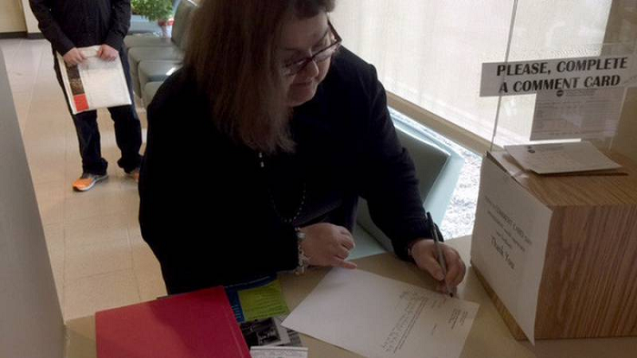 Carlson lại kiện NASA một lần nữa, cáo buộc cơ quan này không chỉ làm hỏng chiếc túi trong khi thẩm định nó mà còn lấy đi bụi Mặt Trăng bên trong. NASA cuối cùng đành phải trả lại gần như toàn bộ bụi Mặt Trăng mà họ đã thử nghiệm cho Carlson. Và hiện nay, người phụ nữ này đã giao đầy đủ các đĩa phủ bụi Mặt Trăng đó cho nhà đấu giá Bohams, ước tính rằng chúng có thể mang lại từ 800.000 đến 1,2 triệu USD.