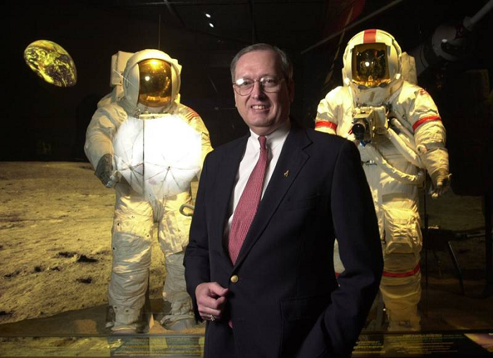 Cuộc chuyển giao đó ít được để ý, ngoại trừ Giám đốc Bảo tàng Max Ary, người đã ngấm ngầm bán những hiện vật mà NASA cho Cosmosphere mượn. Cuối cùng khi Ary bị bắt và lĩnh án vào năm 2005, sau khi cảnh sát điều tra Mỹ thu giữ hàng trăm hiện vật vũ trụ bị đánh cắp, bao gồm cả chiếc túi bụi Mặt Trăng của Neil Armstrong.