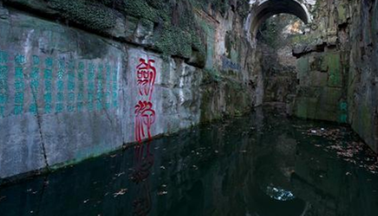 Nguyên nhân là vì nước ở hồ Kiếm không bao giờ cạn nên việc lặn xuống tìm kiếm và đào mộ Hạp Lư là điều bất khả khi. Trải qua năm tháng, dấu tích về ngôi mộ của Hạp Lư dưới đáy hồ cũng bị xóa sạch.