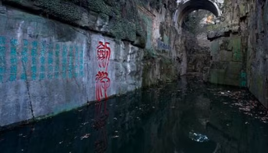 Nguyên nhân là vì nước ở hồ Kiếm không bao giờ cạn nên việc lặn xuống tìm kiếm và đào mộ Hạp Lư là điều bất khả khi. Trải qua năm tháng, dấu tích về ngôi mộ của Hạp Lư dưới đáy hồ cũng bị xóa sạch.