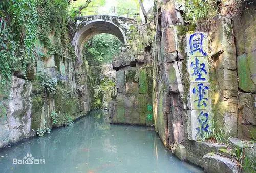 Năm 496 TCN, Hạp Lư chết, thi thể Hạp Lư được chôn cùng 3.000 bảo kiếm dưới đáy một hồ nước lớn ở chân núi Hổ Khâu, Tô Châu. Hồ nước này sau được người dân gọi là hồ Kiếm. 