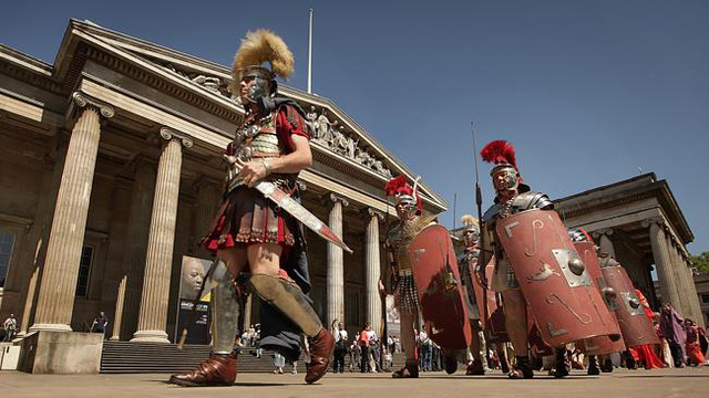  12. Các chỉ huy quân đội La Mã luôn đứng ngoài cuộc chiến: Các chỉ huy quân đội của La Mã có nhiệm vụ chính là bày binh bố trận và khích lệ sĩ khí của toàn quân. Khi cuộc chiến bắt đầu, những vị tướng quân sẽ ngồi trên một tháp dã chiến được bảo vệ nghiêm ngặt bởi các vệ sĩ. Từ đây họ sẽ quan sát và điều khiển cuộc chiến, chứ không bao giờ tham gia trực tiếp vào trận đánh.