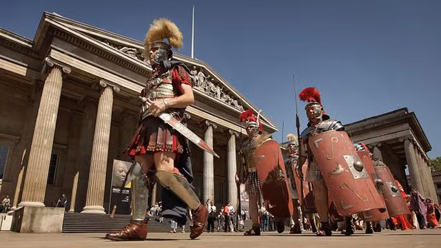  12. Các chỉ huy quân đội La Mã luôn đứng ngoài cuộc chiến: Các chỉ huy quân đội của La Mã có nhiệm vụ chính là bày binh bố trận và khích lệ sĩ khí của toàn quân. Khi cuộc chiến bắt đầu, những vị tướng quân sẽ ngồi trên một tháp dã chiến được bảo vệ nghiêm ngặt bởi các vệ sĩ. Từ đây họ sẽ quan sát và điều khiển cuộc chiến, chứ không bao giờ tham gia trực tiếp vào trận đánh.