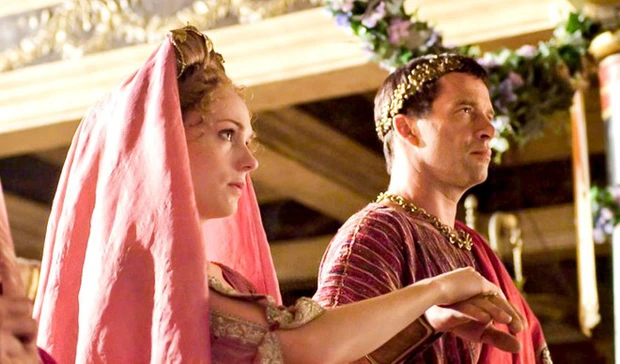  8. Phải “bắt cóc” cô dâu để kết hôn: Hầu hết các đám cưới của người La Mã đều được tổ chức vào tháng 6 để tôn vinh nữ thần sinh nở và hôn nhân Juno trong thần thoại. Theo truyền thống là chú rể phải giả vờ cướp cô dâu ra khỏi vòng tay của mẹ cô ấy để các vị thần hộ mệnh của gia đình tin rằng cô dâu không tự ý rời bỏ họ.