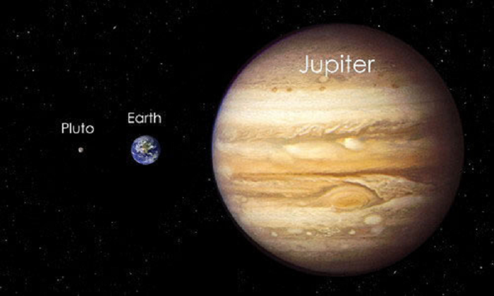 Trên thực tế, một số nhà thiên văn thực sự tin rằng chúng ta được bảo vệ một phần khỏi sao chổi và tiểu hành tinh đâm vào bề mặt Trái Đất nhờ lực hấp dẫn cường độ cao của Sao Mộc.