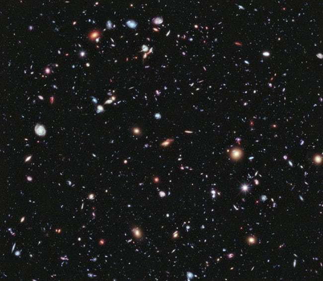 Bức ảnh chụp các thiên hà - nơi chứa hàng trăm tỷ vì sao. Các nhà khoa học chỉ ra rằng có khoảng 2.000 tỷ thiên hà trong vũ trụ, tức là nếu chia ra mỗi người trên Trái Đất sẽ sở hữu khoảng 285 thiên hà. 