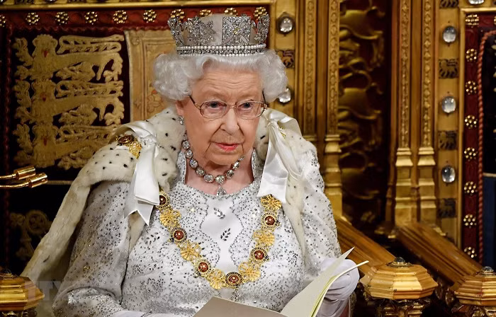 Đây là bộ sưu tập vô giá, chủ yếu dùng trong các nghi lễ trịnh trọng của Hoàng gia Anh. Một số được truyền từ 800 năm trước và thuộc về người đứng đầu ngai vàng của Anh. 