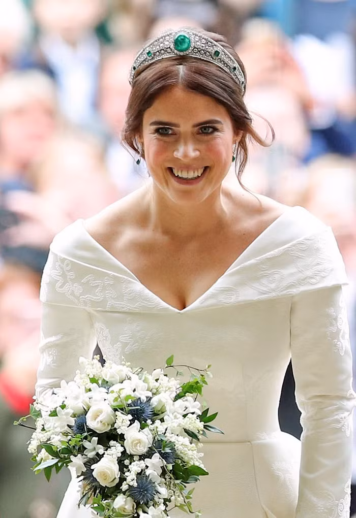 Tại hôn lễ của công chúa Eugenie năm 2018, cô dâu đội vương miện Greville Emerald Kokoshnik.